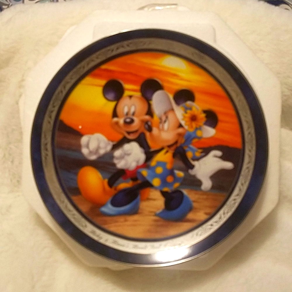 Disney Bradford Exchange Mickey & Minnie Stroll Collectable Plate
